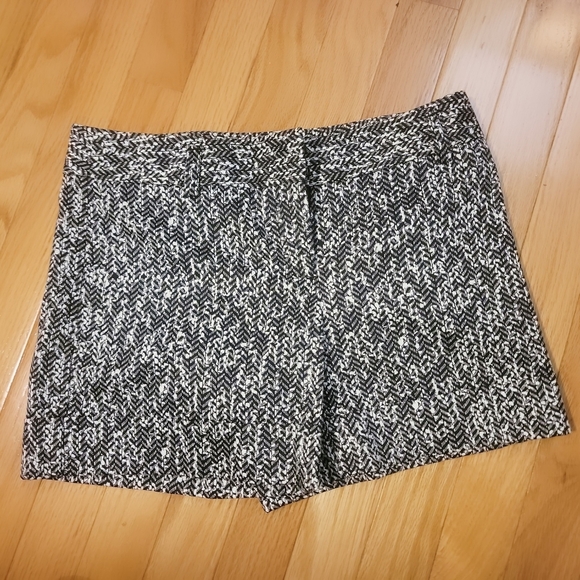 Express Black and White Cuffed Shorts Size 00 - Picture 1 of 4